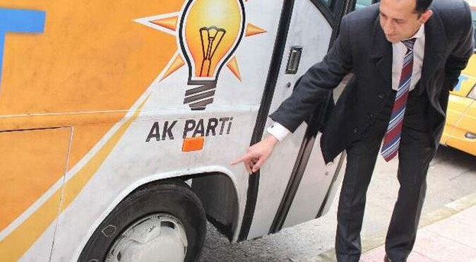 AK Parti aracına saldırı