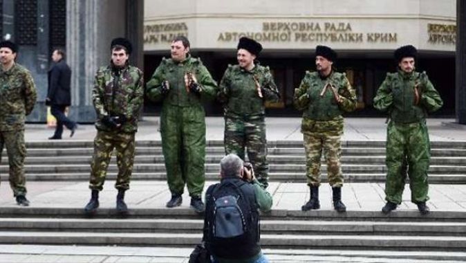 Askerler parlamento binasını kuşattı!