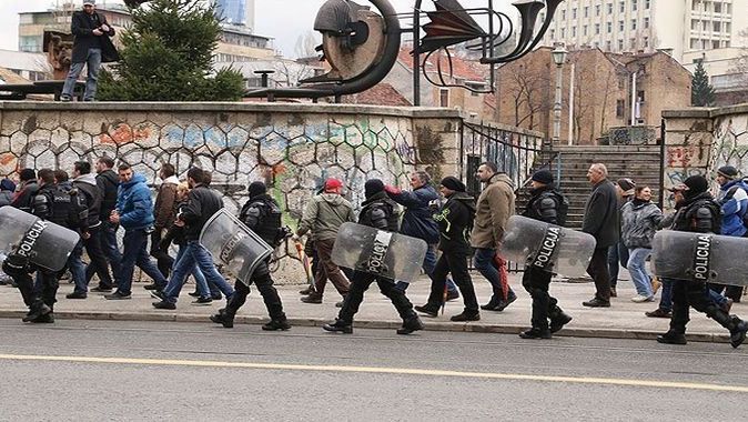 Bosna Hersek&#039;te göstericilere polis müdahalesi