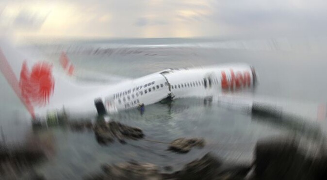 239 kişiyi taşıyan uçak denize düştü