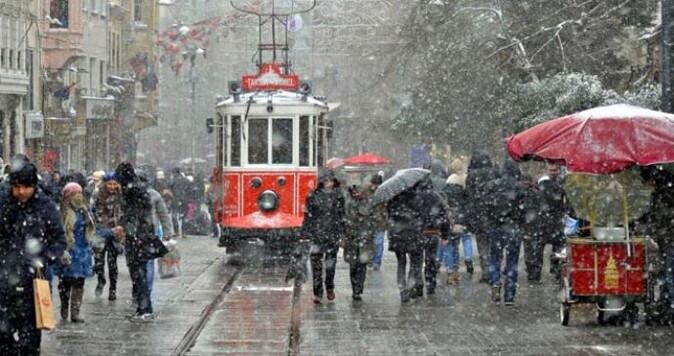 İstanbul&#039;a kar ve fırtına uyarısı! Kış geri dönüyor...
