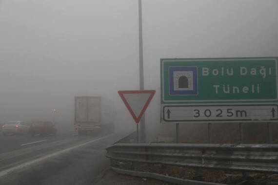 Bolu Dağı&#039;nda yoğun sis, trafiği aksatıyor
