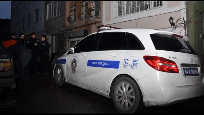 Beyoğlu&#039;nda yabancı uyruklu 2 kişi başından vurularak öldürüldü