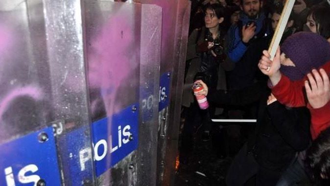 Kadın eylemcilerden polise &#039;mor boyalı&#039; tepki - İZLE