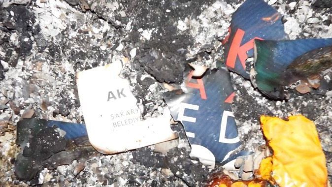 AK Parti afişleri ve Erdoğan&#039;ın posterini yaktılar