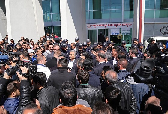 Sonuçlara tepki gösteren CHP&#039;liler YSK önünde toplandı