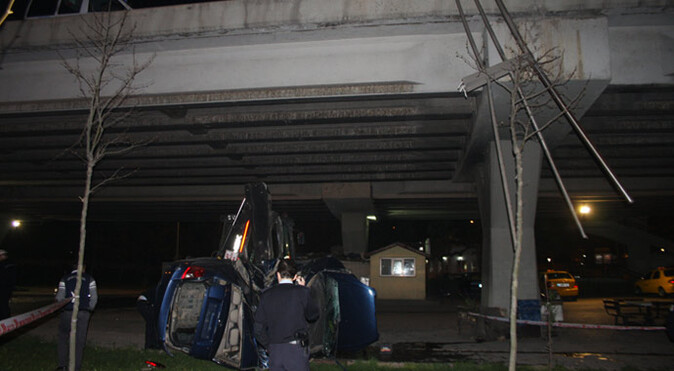 Ankara&#039;da feci kaza! Otomobil köprüden düştü
