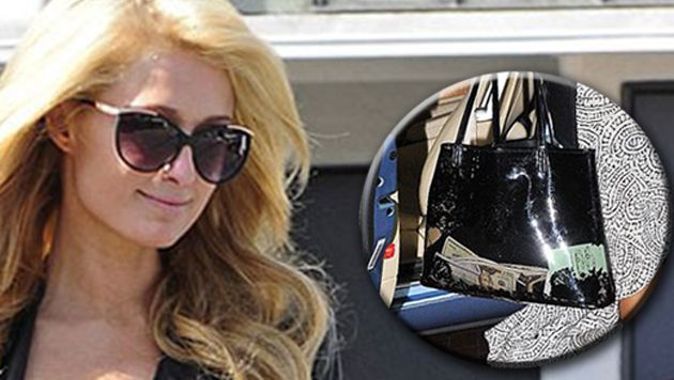 Paris Hilton&#039;un şeffaf çantasında ne çıktı?