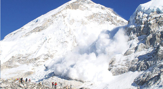 Everest&#039;te çığ faciası: 6 ölü, 9 kayıp