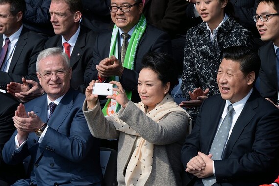 Çin&#039;in First Lady&#039;si iPhone&#039;u bıraktı, Çin malına başladı