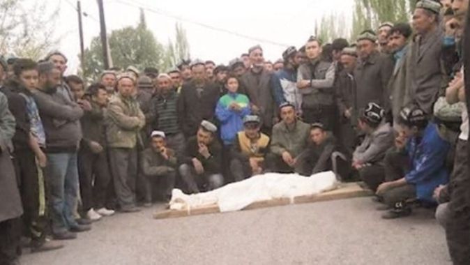 Uygur Türkü&#039;nü kırmızı ışıkta katlettiler