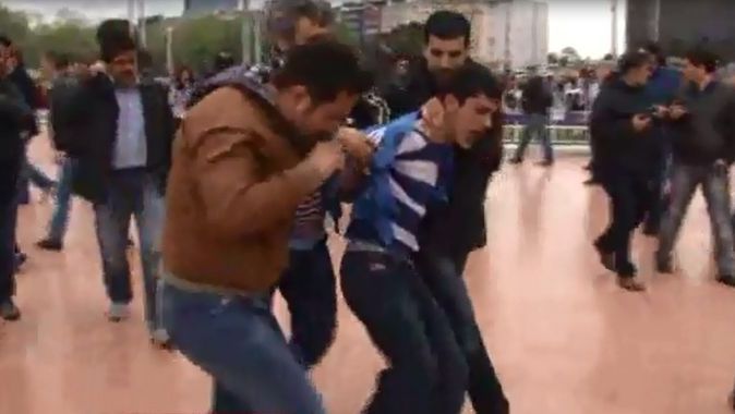 Taksim&#039;de iki kişi gözaltına alındı