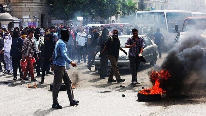 Mısır&#039;da darbe karşıtı öğrencilerden gösteri