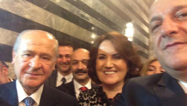 Devlet Bahçeli&#039;den Resepsiyon &#039;selfie&#039;si