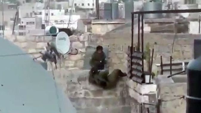İsrail askerlerinin rezil olduğu an kamerada