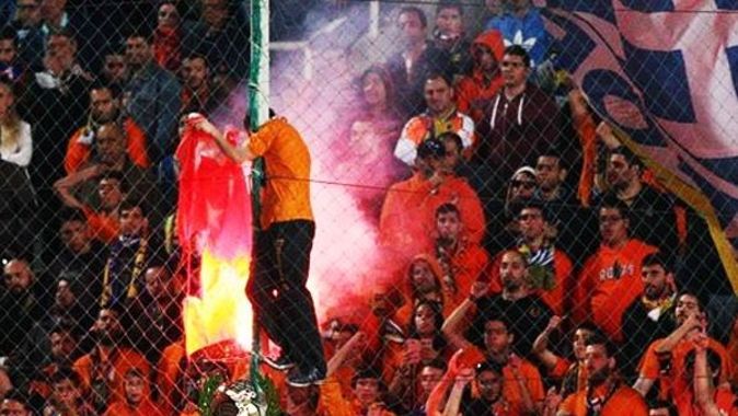 Kıbrıs Rum Kesimi&#039;ndeki bir maçta Türk bayrağını yaktılar