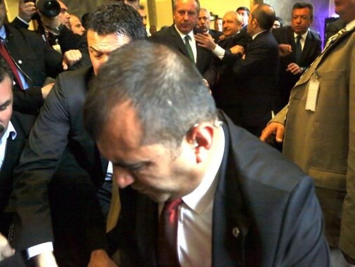 Kemal Kılıçdaroğlu&#039;na yumruk atan saldırganın ilk görüntüsü