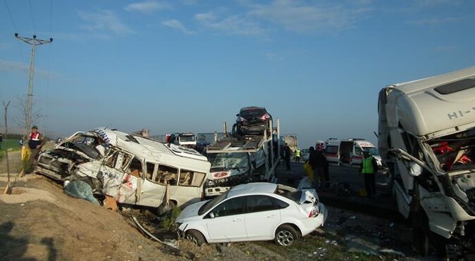 Konya&#039;da korkunç kaza çok sayıda araç çarpıçtı 9 ölü var-detaylar