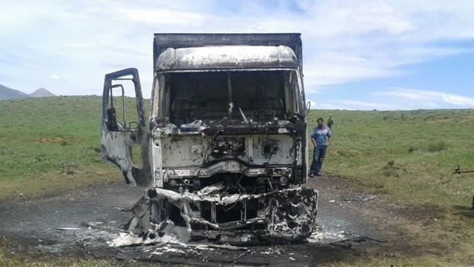 Van&#039;da karakola malzeme götüren kamyonu ateşe verdiler