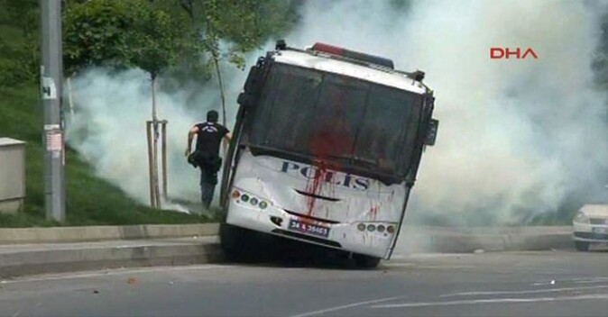 Okmeydanı&#039;nda polis otobüsüne hain saldırı