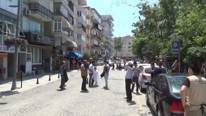Deprem İstanbullluları sokağa döktü - İZLE