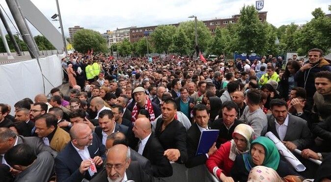 Köln&#039;de Erdoğan&#039;ı bekleyen kalabalığa saldırı