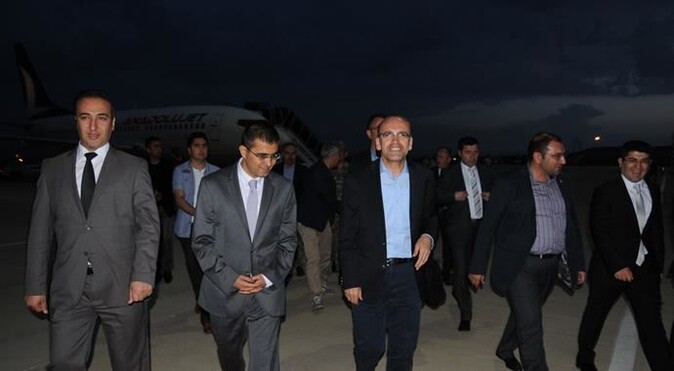 Maliye Bakanı Mehmet Şimşek&#039;in bulunduğu uçağa yıldırım düştü