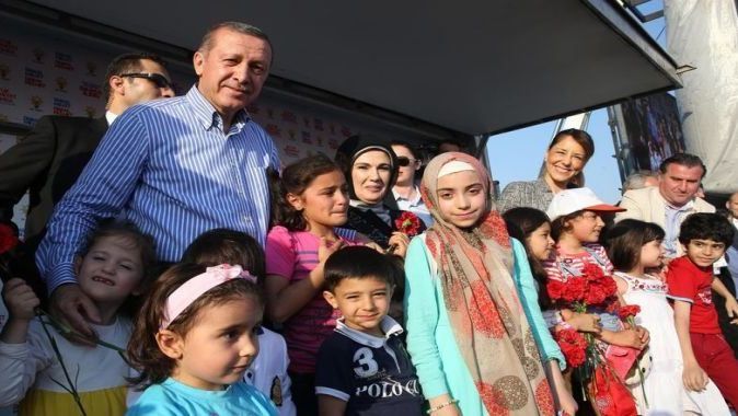 Erdoğan&#039;la kucaklaşan çocukların gözyaşları