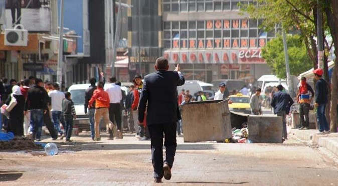 HDP&#039;li Başkan, polise taş atanların üzerine yürüdü - İZLE