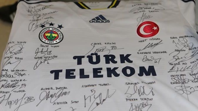 Fenerbahçe&#039;nin şampiyonluk formaları görücüye çıktı