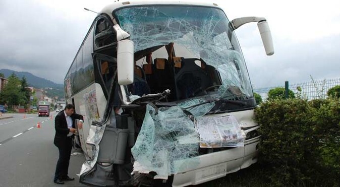 Yolcu otobüsü TIR&#039;a çarptı: 1 ölü, 3 yaralı