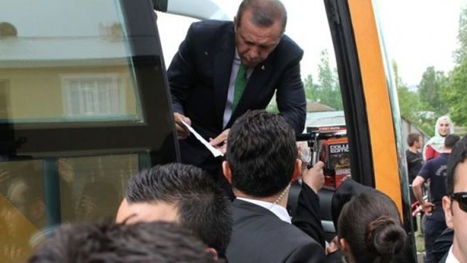 Erdoğan, o pankartı görünce otobüsü durdurdu