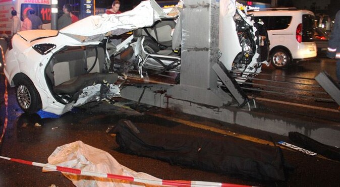Bahçelievler&#039;de feci kaza, otomobil ikiye ayrıldı: 2 ölü