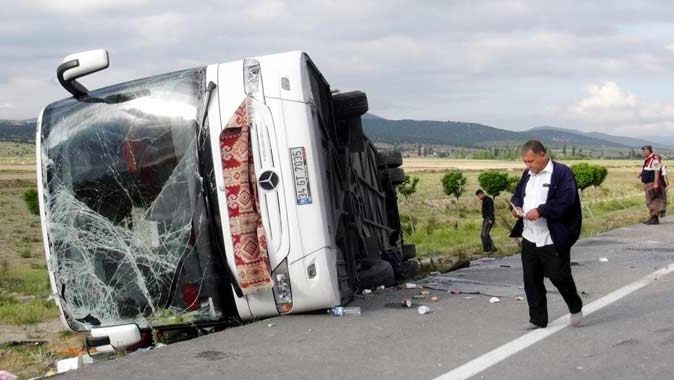 Afyonkarahisar&#039;da yolcu otobüsü devrildi: 9 yaralı