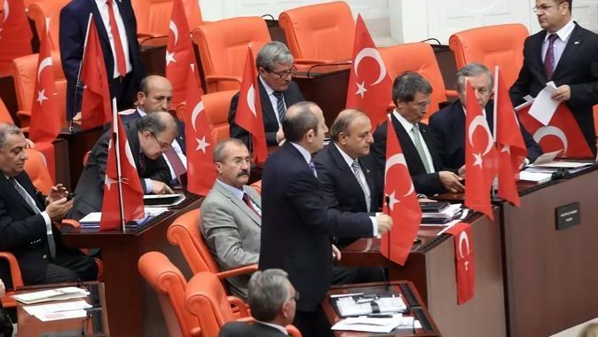 Mecliste Türk bayraklı tepki