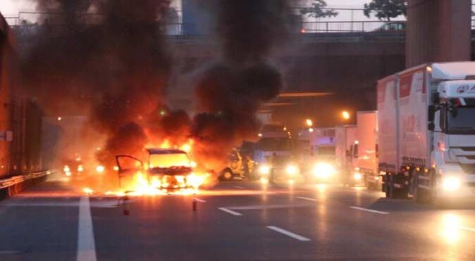 İstanbul&#039;da polisin kovaladığı minibüs yandı