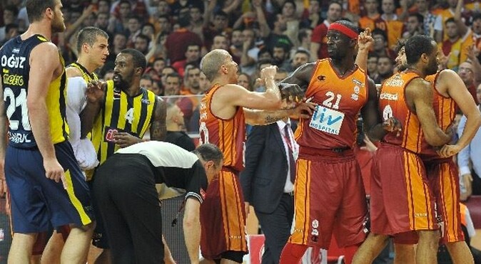 Galatasaray&#039;a iki maç ceza! Olaylı maçın faturası ağır oldu