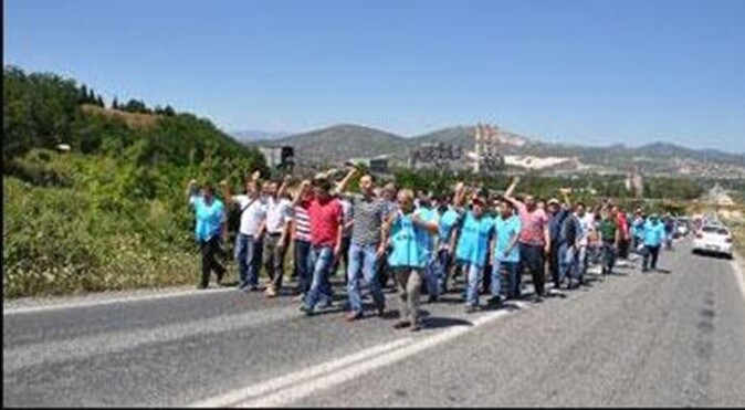 Maden işçileri yol kapattı