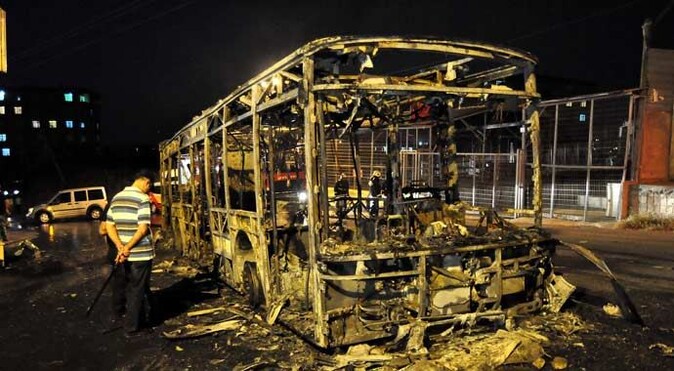 Başakşehir&#039;de İETT otobüsünü ateşe verdiler
