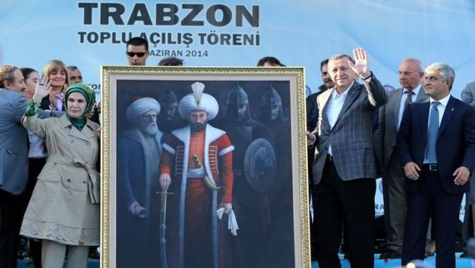 Erdoğan&#039;a padişah portresi hediye edildi