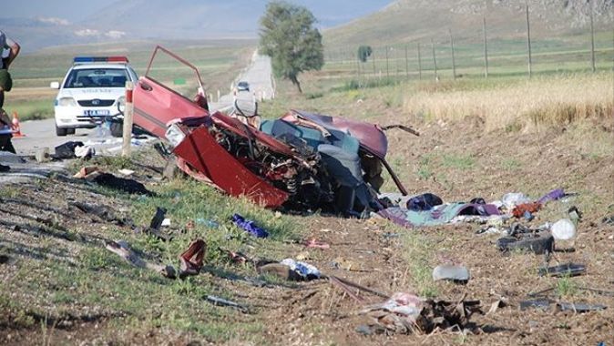 Burdur&#039;da feci kaza iki otomobil çarpıştı: 5 ölü, 3 yaralı var