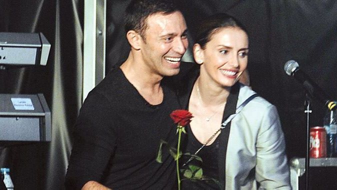 Mustafa Sandal, sahneye eşiyle birlikte çıktı