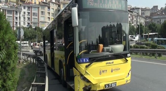 Beyoğlu&#039;nda İETT otobüsü taksiyle çarpıştı, çok sayıda yaralı var