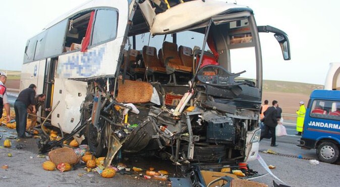 Ankara&#039;da otobüs kamyona çarptı: 1 ölü, 40 yaralı