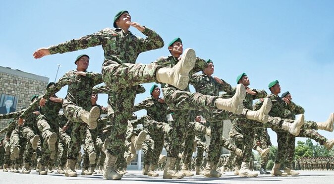 Taliban&#039;la savaşacak orduya yeni mezunlar