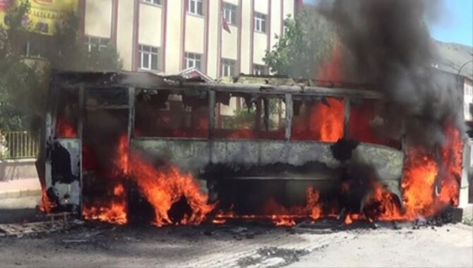 Protesto için otobüs yaktılar