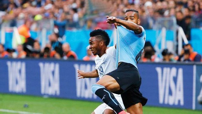 Bir Suarez yapımı! Uruguay, İngiltere&#039;yi yenerek kupaya tutundu