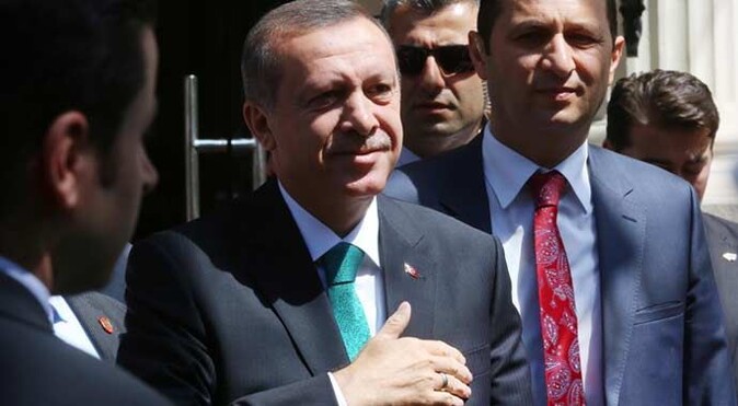 Başbakan Erdoğan&#039;a Paris&#039;te genç çifti nişanladı
