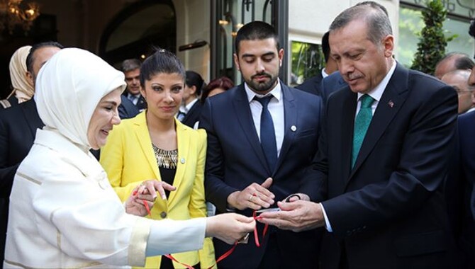 Erdoğan Paris&#039;te genç çiftin nişan yüzüklerini taktı