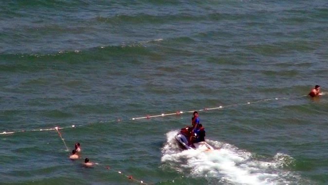Şile&#039;de denize giren 1 kişi boğuldu, 3 kişi kayp